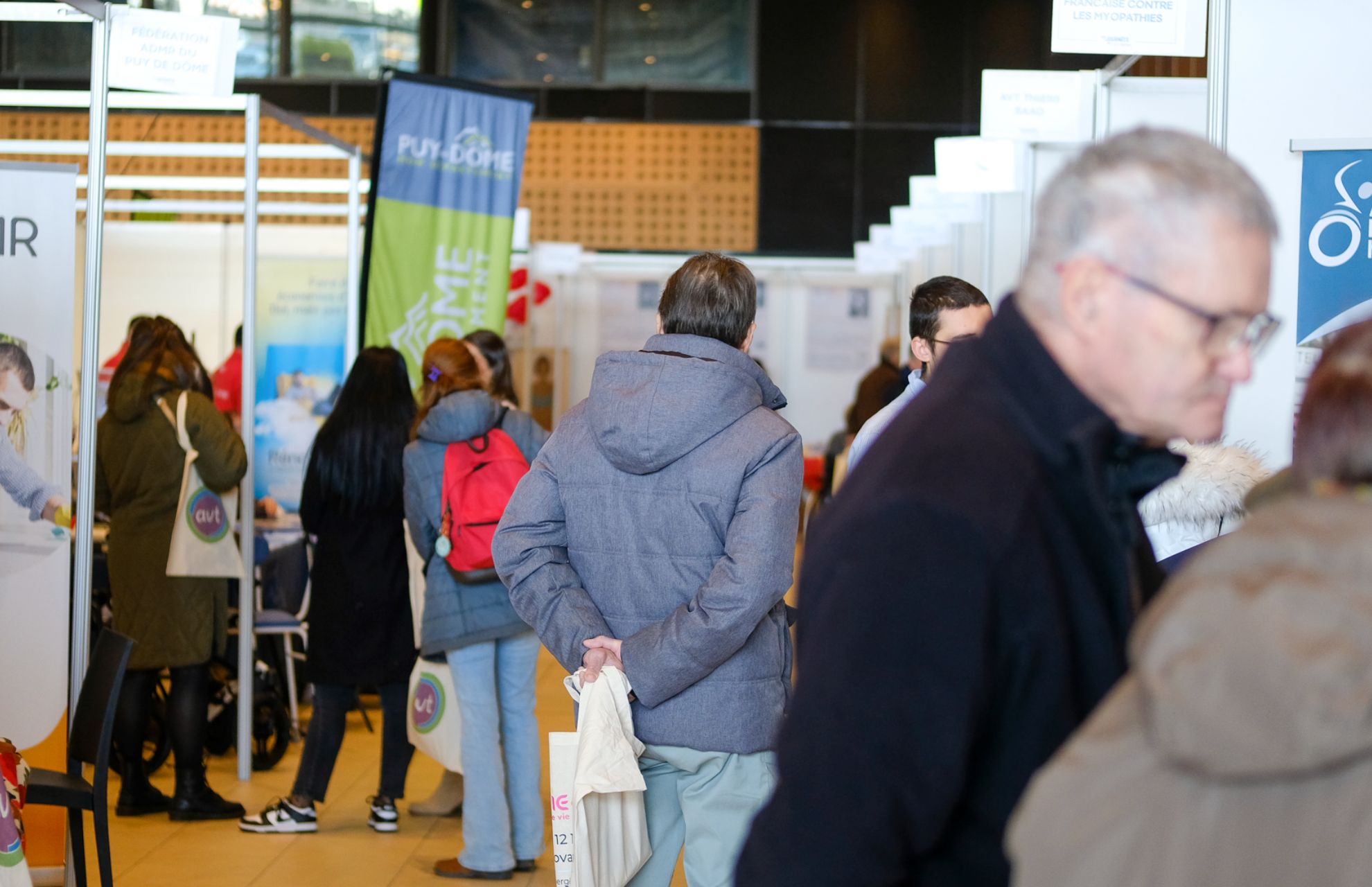 Une allée de stands lors des Journées de l'Autonomie