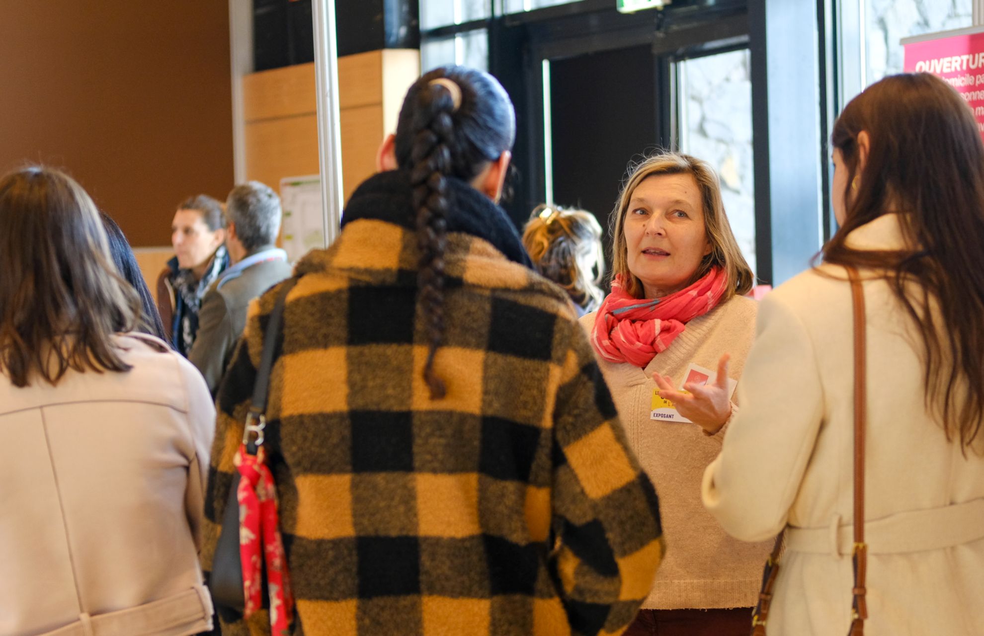 Une exposante présente ses solutions lors des Journées de l'Autonomie de Clermont-Ferrand