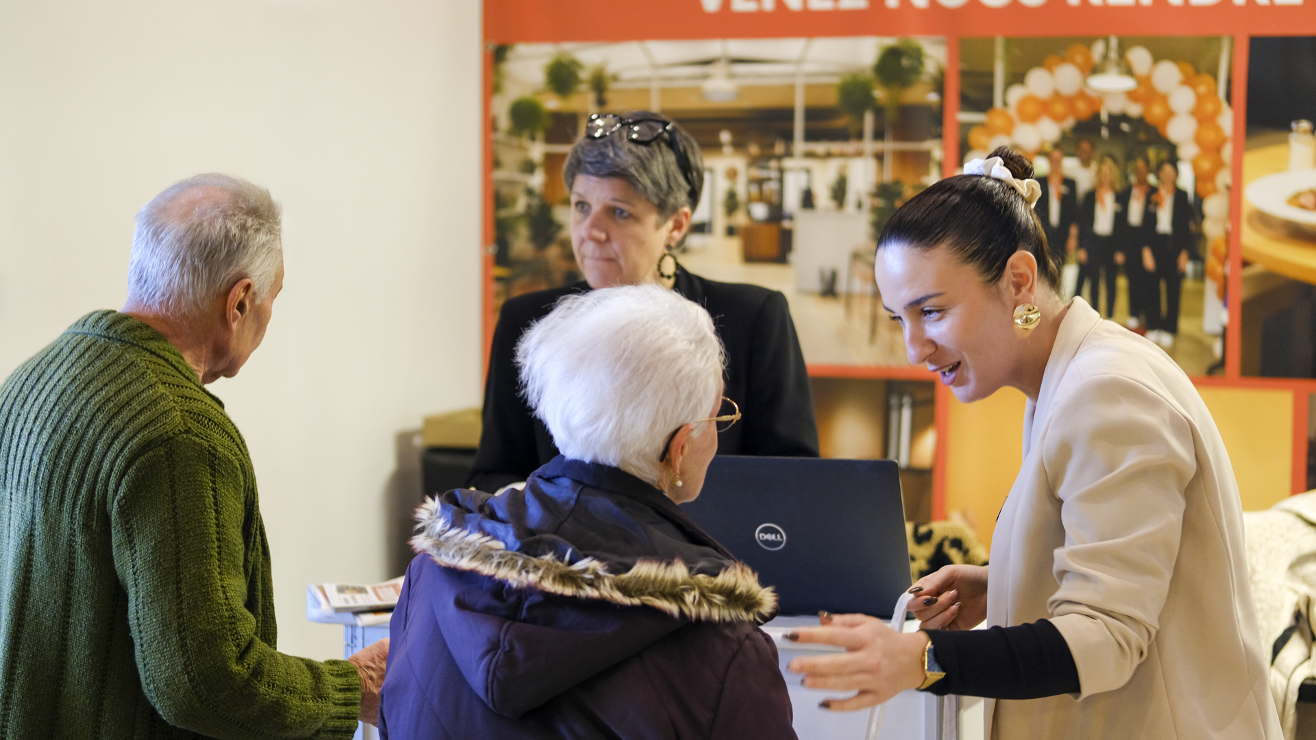 Une exposante présente ses solutions lors des Journées de l'Autonomie de Clermont-Ferrand
