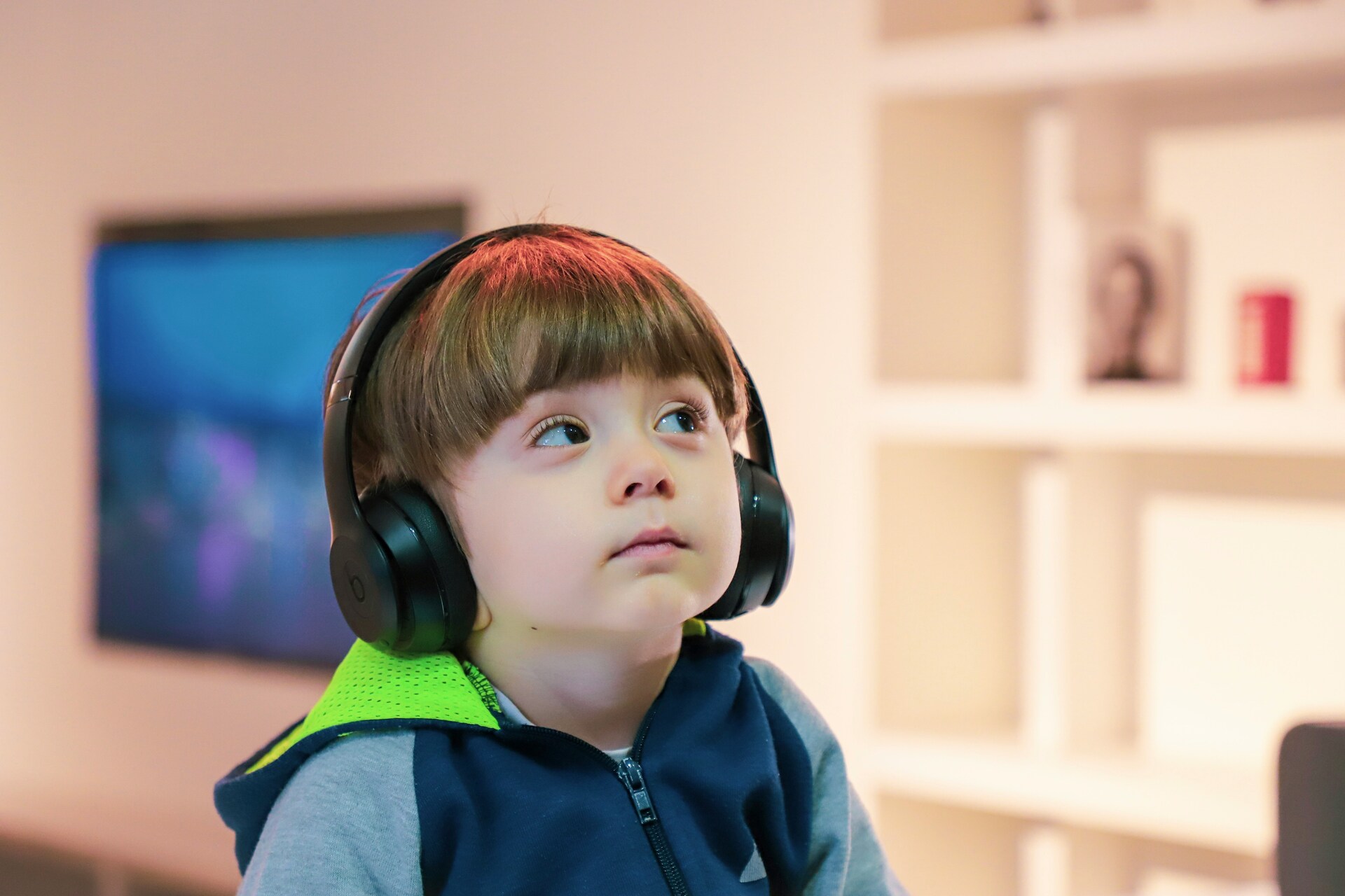 Enfant trisomique portant un casque audio dans un intérieur moderne
