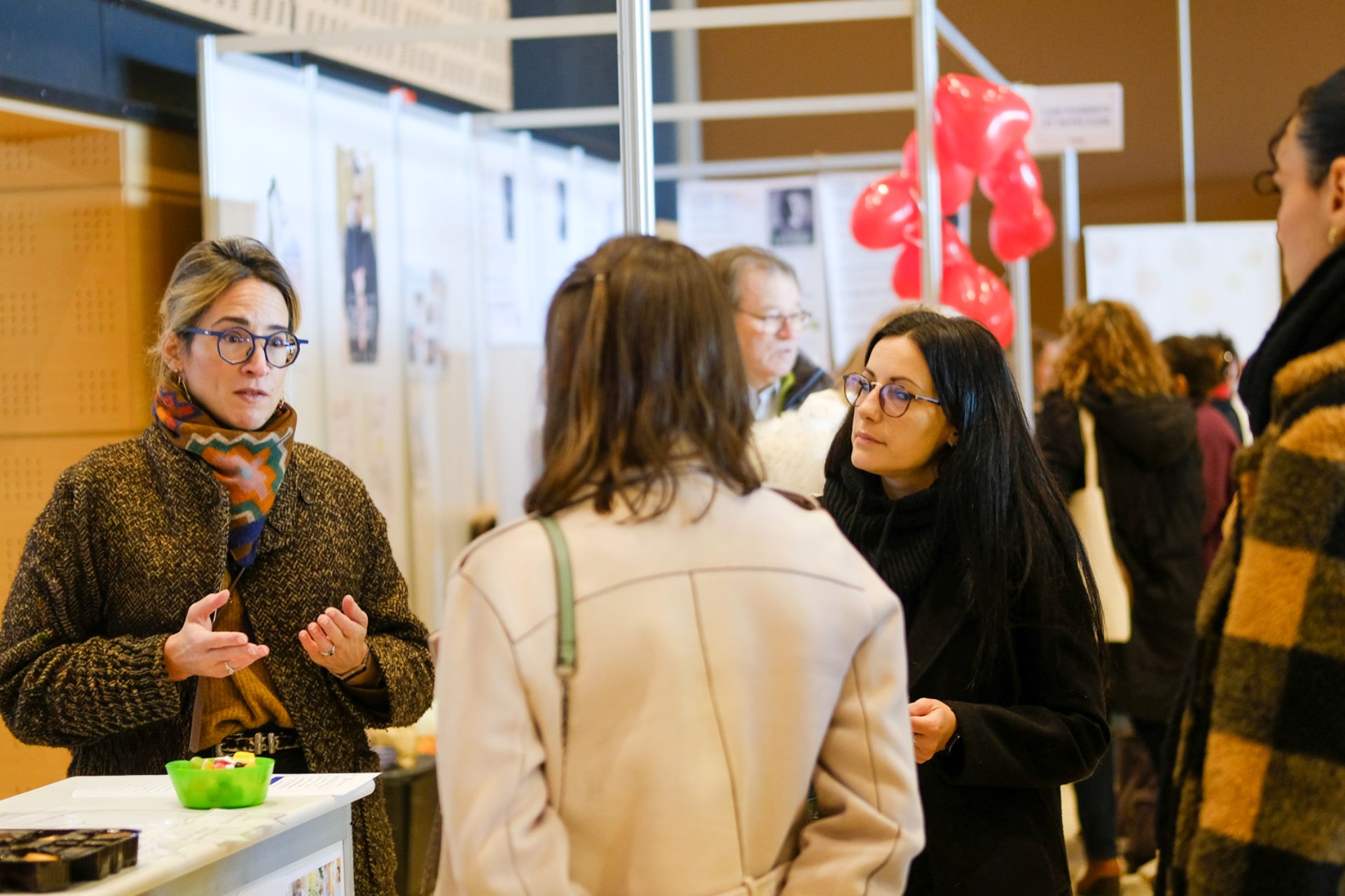 Une exposante présente ses solutions lors des Journées de l'Autonomie de Clermont-Ferrand