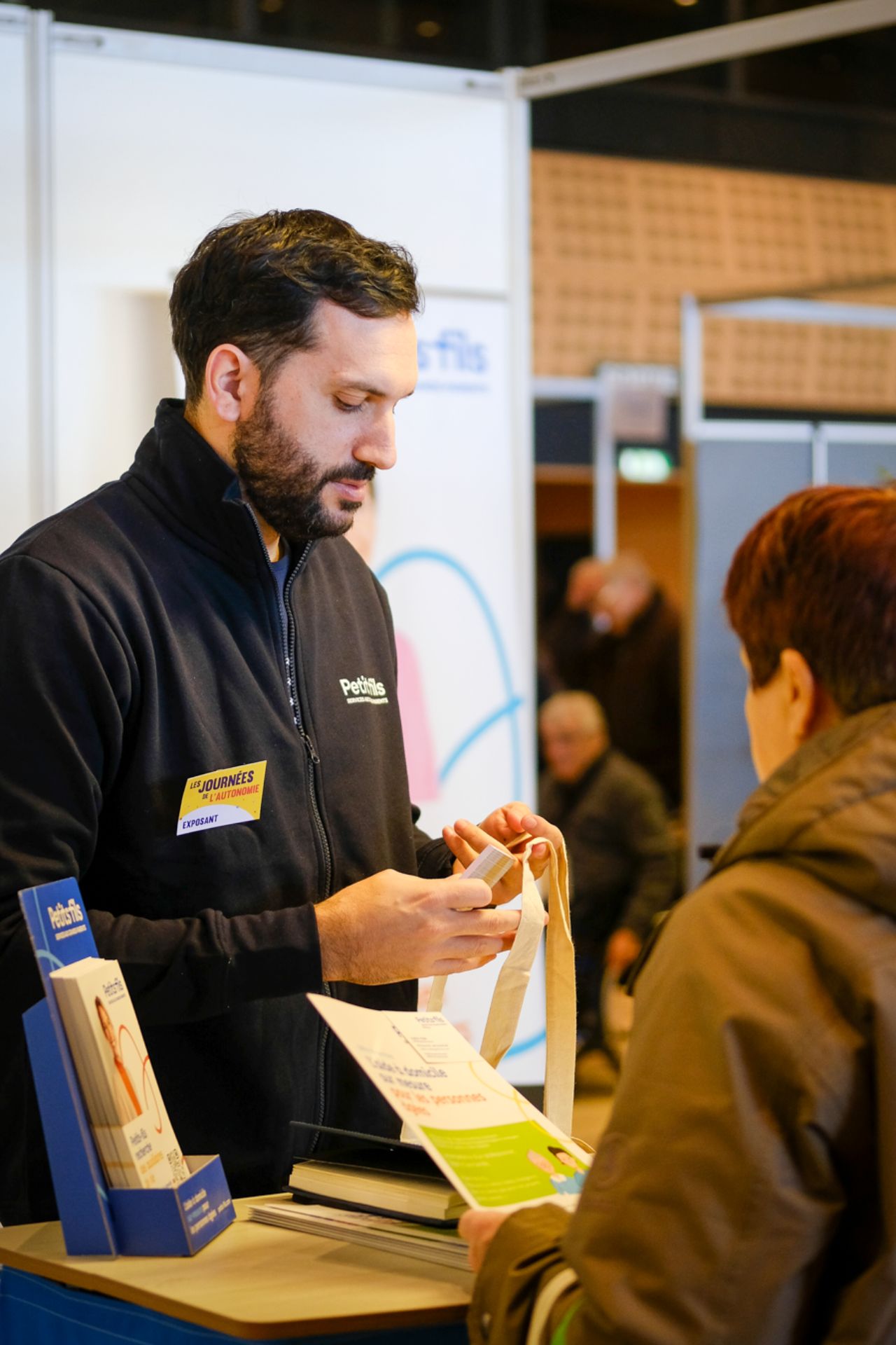 Un exposant présente ses solutions lors des Journées de l'Autonomie de Clermont-Ferrand