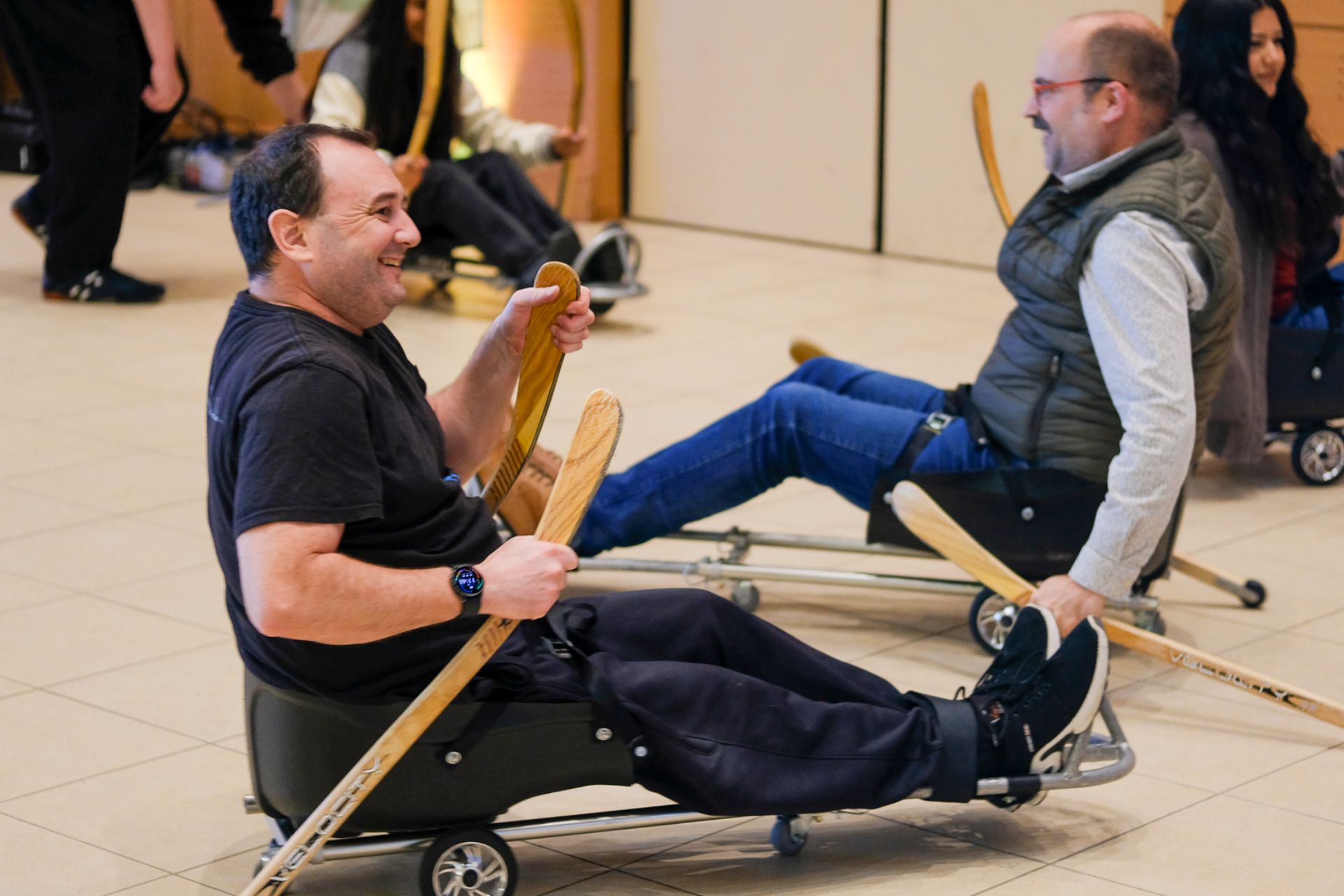 Des visiteurs essayent le roller luge lors des Journées de l'Autonomie