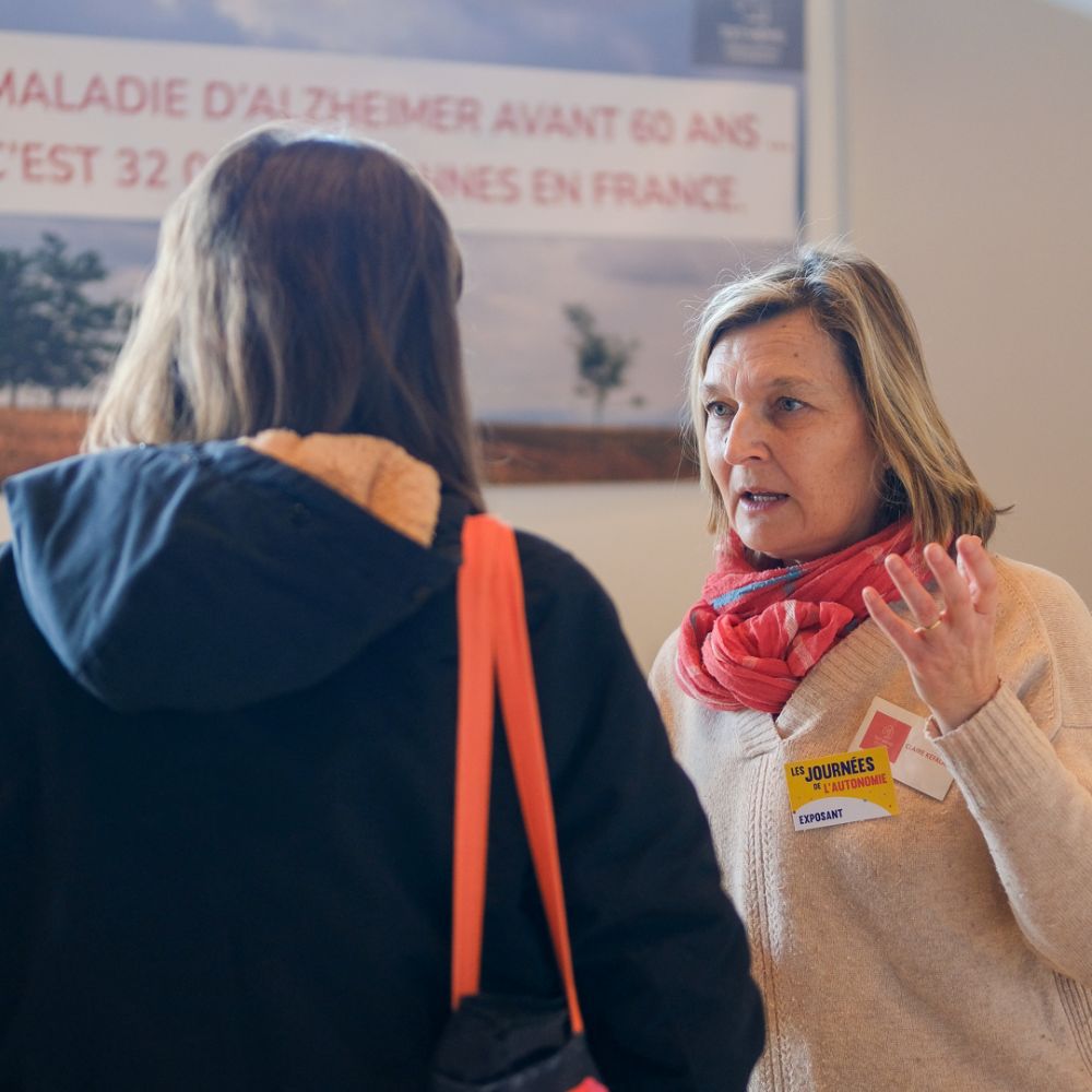 Une exposante présente ses solutions lors des Journées de l'Autonomie de Clermont-Ferrand