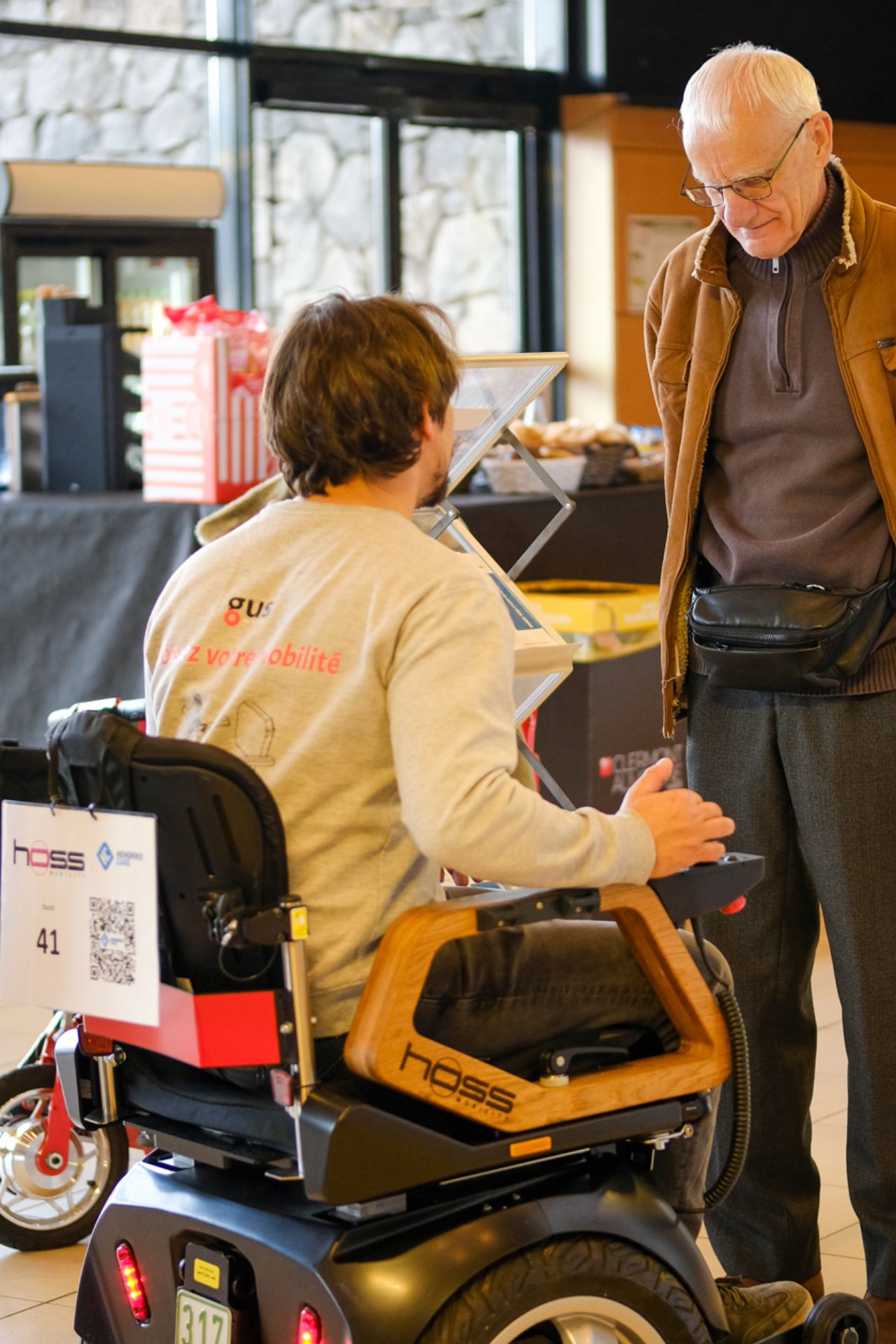 Un exposant présente ses solutions lors des Journées de l'Autonomie de Clermont-Ferrand