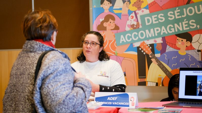 une exposante présente ses solutions aux Journées de l'Autonomie